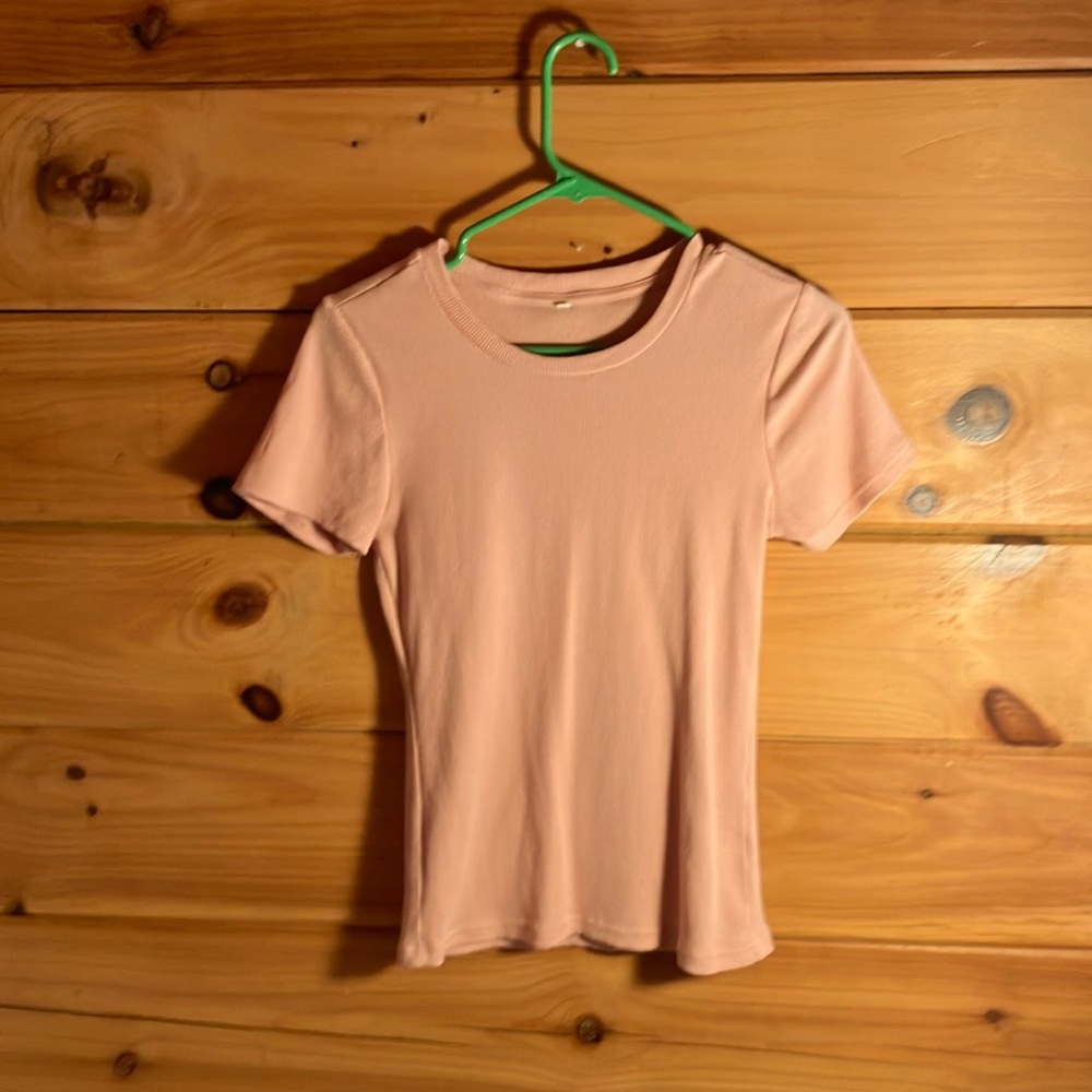 Women’s size small ribbed short sleeve t-shirt color light pink
